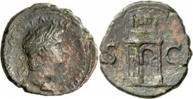 Nero (54 - 68): Sesterz, 18.10 g, Lugdunum ca. 66 n. Kopf mit Lbkr. r. (!) // von Quadriga bekrönter Triumphbogen zwischen S - C. C. 310. RIC 498. röt...