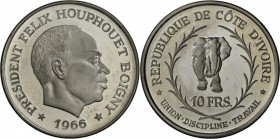 Elfenbeinküste: Felix Houphouet, 10 Francs 1966, beschlagene PP-.