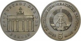 DDR: 5 Mark 1983 A, Brandenburger Tor, Auflage: 3.000, feiner Patinaansatz, stempelglanz.