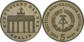 DDR: PP 5 Mark 1982 A, Brandenburger Tor, Auflage: 3.000, Exportqualität, leichter Patinaansatz, PP-.
