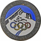 Offizielles Abzeichen für die olympischen Winterspiele 1936 (Hersteller C. Poellath, Schrobenhausen). Bronze, versilbert und farbig emailliert, Olympi...