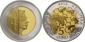 ÜBER 35 MÜNZEN mit Bienendetails auch mit Silberstücken und Luxemburger 5 Eurostück 2013 im Folder, dazu weitere Münzen aus dem In- und Ausland.