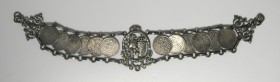 Silberne Uhrkette: im Zentrum der bayerische Löwe mit Wappen, links und rechts umgeben von je 6 x 1-Mark-Stücken, alle 1896 A. Länge ca. 30 cm, Gesamt...