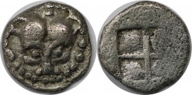 Griechische Münzen, MACEDONIA. AKANTHOS. Obol um 480 v. Chr, Vs: Kopf einen Löwen von oben, Rs: Viergeteiltes Quadratum incusum. Silber. 0.653 g. Sehr...
