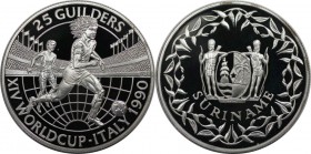 Weltmünzen und Medaillen, Suriname. XIV. Fußball WM 1990 in Italien. 25 Guilders 1990, Silber. 0.84 OZ. KM 32. Polierte Platte