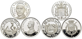 JUAN CARLOS I. Lote de 3 medallas de plata, 1 de ellas con la efigie de Franco y otra de Juan Carlos I. Prueba.