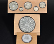 JUAN CARLOS I. Lote de 3 estuches FNMT. V Centenario. Serie I. 1989. 10000 pts. (AR 168,75 g), FDC; 5000 pts. (AR 54 g), proof; estuche con 5 valores:...
