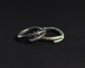 ARQUEOLOGÍA. PREHISTORIA. Edad del Bronce. Lote de 2 brazaletes con decoración incisa (II-I milenio a.C.). Bronce. Diámetro de 6,4 a 6,9 cm.

Ex col...