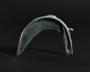 ARQUEOLOGÍA. PREHISTORIA. Edad del Bronce. Hoz (1200-800 a.C.). Bronce. Longitud 12,3 cm.

Ex colección privada (Múnich, Alemania; 1990s).