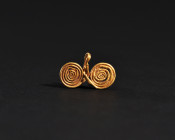 ARQUEOLOGÍA. PREHISTORIA. Edad del Bronce. Colgante en espiral (1600-1200 a.C.). Oro. Longitud 2 cm.