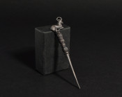 ARQUEOLOGÍA. PRÓXIMO ORIENTE. Alfiler con decoración de cáprido (ss. VIII-VII a.C.). Bronce. Longitud 10,6 cm. Presenta falta en el extremo inferior. ...