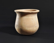 ARQUEOLOGÍA. PRÓXIMO ORIENTE. Bactria. Vaso (I milenio a.C.). Alabastro. Altura 12,4 cm. Diámetro 12,6 cm. Fragmentado y restaurado.