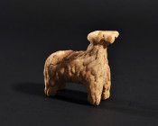 ARQUEOLOGÍA. PRÓXIMO ORIENTE. Siro-hitita. Figura de oveja (II milenio a.C.). Cerámica. Longitud 7,5 cm. Adjunta certificado de termoluminiscencia QED...