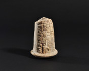 ARQUEOLOGÍA. PRÓXIMO ORIENTE. Mesopotamia. Clavo de fundación con escritura cuneiforme (ca. 2000 a.C.). Terracota. Longitud 8,6 cm. Presenta falta en ...