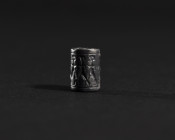 ARQUEOLOGÍA. PRÓXIMO ORIENTE. Mesopotamia. Sello cilíndrico con representación de cabra, esfinge y cuatro personajes (II-I milenio a.C.). Hematita. Lo...