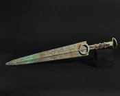 ARQUEOLOGÍA. PRÓXIMO ORIENTE. Luristán. Espada con nervadura central, guarda circular en su base y pomo en forma de media luna (ss. IX-VI a.C.). Bronc...
