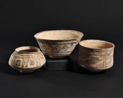 ARQUEOLOGÍA. MEDIO ORIENTE. Valle del Indo. Lote de 3 cuencos con decoración geométrica y, uno de ellos, con decoración zoomorfa (III-II milenio a.C.)...