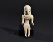 ARQUEOLOGÍA. MEDIO ORIENTE. Valle del Indo. Cultura Mehrgar. Figura de ídolo sedente (2500 a.C.). Terracota. Altura 9,7 cm. Adjunta certificado de ter...