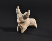 ARQUEOLOGÍA. MEDIO ORIENTE. Valle del Indo. Cultura Mehrgar. Figura de cebú (ca. 2000 a.C.). Terracota. Longitud 9 cm. Fragmentado y restaurado. Adjun...