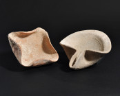 ARQUEOLOGÍA. CUENCA ORIENTAL DEL MEDITERRÁNEO. Lote de 2 lucernas en forma de platillo, una con una piquera, y otra con cuatro (2000-332 a.C.). Terrac...