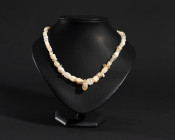 ARQUEOLOGÍA. CUENCA ORIENTAL DEL MEDITERRÁNEO. Collar con cuentas de diversas épocas y culturas. Cristal de roca. Longitud 48 cm. Ensamblaje moderno....