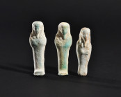 ARQUEOLOGÍA. EGIPTO. Baja Época. Lote de 3 ushebtis (664-332 a.C.). Cerámica. Altura de 6 a 6,5 cm.

Ex colección privada (Reino Unido; 1970s).
