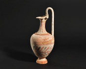 ARQUEOLOGÍA. GRECIA ANTIGUA. Canosa. Oinochoe con decoración policromada (ss. IV-III a.C.). Cerámica. Altura 23 cm. Adjunta certificado de termolumini...