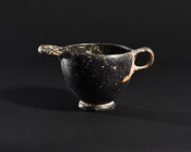ARQUEOLOGÍA. GRECIA ANTIGUA. Ática. Skyphos de tipo glaux, con un asa vertical y otra horizontal (siglo V a.C.). Cerámica de barniz negro. Altura 8,2 ...