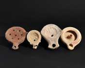 ARQUEOLOGÍA. GRECIA ANTIGUA-ROMA. Lote de 4 lucernas (ss. V a.C.- IV d.C.). Terracota. Longitud de 7 a 10,5 cm. Una de ellas presenta falta en la piqu...