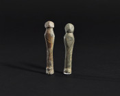 ARQUEOLOGÍA. HISPANIA ANTIGUA. Cultura ibérica. Lote de 2 exvotos antropomorfos esquemáticos (ss. IV-II a.C.). Bronce. Altura de 6,1 a 6,4 cm.