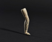ARQUEOLOGÍA. HISPANIA ANTIGUA. Cultura ibérica. Exvoto anatómico en forma de pierna (ss. IV-II a.C.). Bronce. Longitud 5,2 cm.