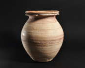 ARQUEOLOGÍA. HISPANIA ANTIGUA. Cultura ibérica. Urna con tapa decorada con bandas y líneas horizontales pintadas (ss. IV-II a.C.). Cerámica. Altura 27...