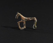 ARQUEOLOGÍA. HISPANIA ANTIGUA. Cultura celtíbera. Fíbula de caballito (ss. II-I a.C.). Bronce. Longitud 3,7 cm.