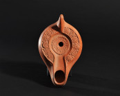 ARQUEOLOGÍA. ROMA. Lucerna con decoración geométrica (ss. IV-V d.C.). Terracota. Longitud 12,6 cm.