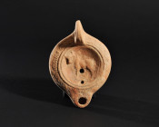 ARQUEOLOGÍA. ROMA. Lucerna con decoración de toro a izq. (siglo II d.C.). Terracota. Longitud 12 cm.