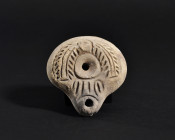 ARQUEOLOGÍA. ROMA. Egipto. Lucerna tipo rana con marca de alfarero (ss. II-IV d.C.). Terracota. Longitud 8,2 cm.