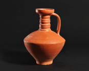 ARQUEOLOGÍA. ROMA. Botella con asa (ss. I-IV d.C.). Terra sigillata. Altura 21 cm.