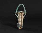 ARQUEOLOGÍA. ROMA. Ungüentario doble con asas y decoración aplicada de hilos de vidrio (ss. IV-V d.C.). Vidrio con irisaciones. Altura 18,2 cm. Presen...