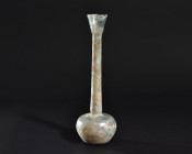 ARQUEOLOGÍA. ROMA. Ungüentario de cuerpo globular aplanado, cuello muy largo y boca de borde liso y recto exvasado al exterior (ss. I-IV d.C.). Vidrio...