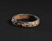 ARQUEOLOGÍA. ROMA. Pulsera con decoración geométrica (ss. III-IV d.C.). Pasta vítrea. Diámetro 5,8 cm.