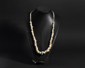 ARQUEOLOGÍA. ROMA. Collar de cuentas de perfil gallonado (ss. I-IV d.C.). Cerámica. Longitud 44,5 cm. Ensamblaje moderno. Algunas cuentas presentan fa...
