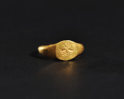 ARQUEOLOGÍA. ROMA. Anillo de aro liso con engrosamiento en su parte superior, con decoración incisa de manos entrelazadas con espigas (ss. I-II d.C.)....
