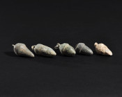 ARQUEOLOGÍA. ROMA. Lote de 5 contrapesos en forma de bellota (ss. I-IV d.C.). Bronce y plomo. Longitud de 2,5 a 3,8 cm.