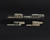 ARQUEOLOGÍA. ROMA. Lote de 4 pestillos (ss. I-IV d.C.). Bronce. Longitud 6,7 a 8,5 cm.