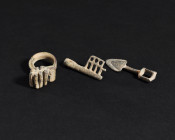 ARQUEOLOGÍA. ROMA. Lote de 3 piezas, entre ellas un anillo llave (ss. I-IV d.C.). Bronce. Longitud de 3 a 4,3 cm.