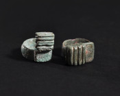ARQUEOLOGÍA. ROMA. Lote de 2 anillos llave (ss. I-IV d.C.). Bronce. Longitud de 2,6 a 2,8 cm.