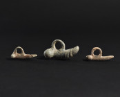 ARQUEOLOGÍA. ROMA. Lote de 3 amuletos fálicos simples de perfil (ss. I-IV d.C.). Bronce. Longitud de 3,5 a 4,6 cm.