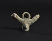 ARQUEOLOGÍA. ROMA. Amuleto fálico triple (ss. I-IV d.C.). Bronce. Longitud 6,9 cm.