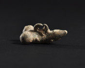 ARQUEOLOGÍA. ROMA. Amuleto fálico simple de perfil (ss. I-IV d.C.). Bronce. Longitud 3,9 cm.