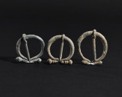 ARQUEOLOGÍA. ROMA. Lote de 3 fíbulas de omega (ss. I-IV d.C.). Bronce. Longitud de 3 a 3,6 cm.